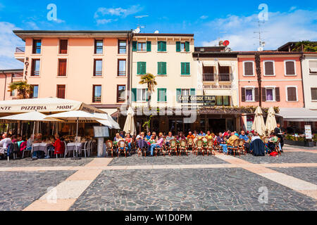 SIRMIONE, ITALIE - 12 avril 2019 : café de la rue dans le centre de la ville de Sirmione, situé au lac de Garde en Italie Banque D'Images