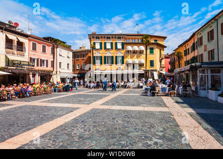 SIRMIONE, ITALIE - 12 avril 2019 : café de la rue dans le centre de la ville de Sirmione, situé au lac de Garde en Italie Banque D'Images