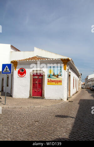 SAO BRAS DE ALPORTEL, PORTUGAL - 9 avril 2019 - Détail d'un Schweppes publicité représentant une peinture de la région de l'Algarve portugais magnifique sur un Banque D'Images