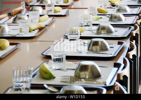 Vue intérieure d'une cantine scolaire avec des tables et chaises. Banque D'Images