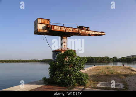 Vieux port crane rouilles au soleil. Banque D'Images