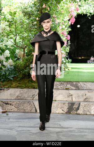 (190702) -- Paris, le 2 juillet 2019 (Xinhua) -- Un modèle présente une création de Christian Dior Automne/Hiver 2019-2020 collections de Haute Couture à Paris, France, le 1 juillet, 2019. (Xinhua/Piero Biasion) Banque D'Images