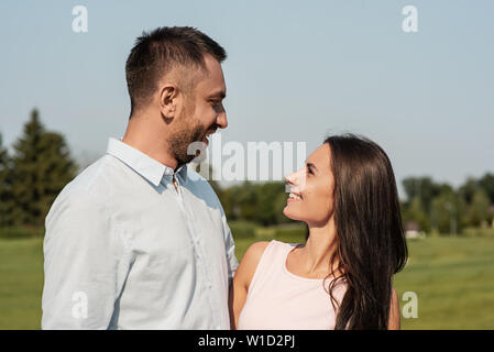 L'amour pur. Portrait of happy young couple smiling et regarder tout en se tenant à l'extérieur. L'amour et de la famille concept Banque D'Images