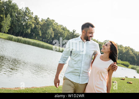 J'aime ma femme Happy young couple smiling at alors que la marche à l'extérieur près de la rivière. L'amour et de la famille concept. L'amour et de la famille concept Banque D'Images