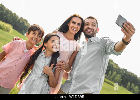 Moments de capture. Famille heureuse de prendre quatre dans le parc. selfies L'amour et de la famille concept Banque D'Images