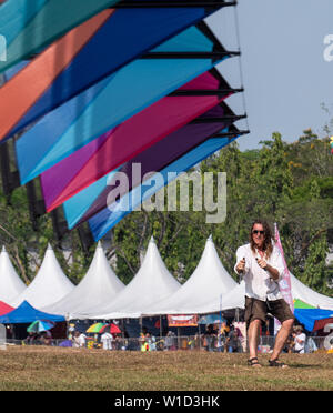 Pasir Gudang, Malaisie - 3 mars, 2019 : Scottish kite flier Tom Greenfield battant une pile de 8 ligne quad kites au 24e World Kite Pasir Gudang Fes Banque D'Images