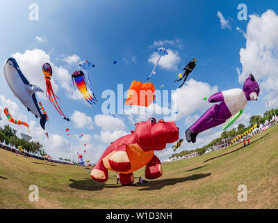 Pasir Gudang, Malaisie - 3 mars, 2019 : Soft kites représentant un hippopotame et d'autres animaux volant à la 24e Pasir Gudang World Kite Festival avec Banque D'Images