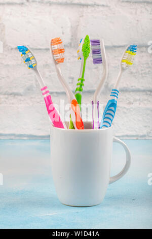 Un porte-brosses à dents en céramique. Brosse à dents sur la tablette dans la salle de bains. Banque D'Images