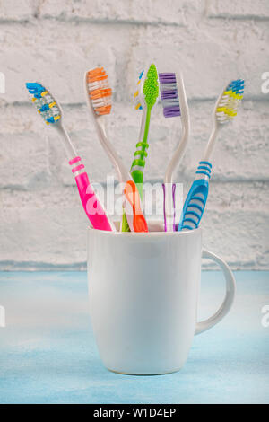 Un porte-brosses à dents en céramique. Brosse à dents sur la tablette dans la salle de bains. Banque D'Images