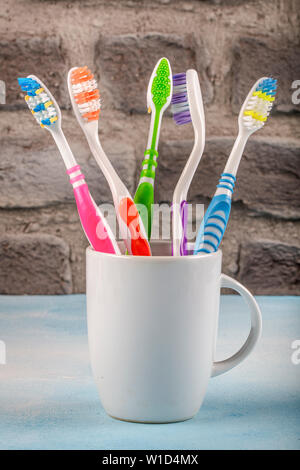 Un porte-brosses à dents en céramique. Brosse à dents sur la tablette dans la salle de bains. Banque D'Images