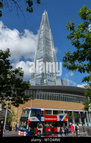 Le tesson est un gratte-ciel de 95 étages, conçu par l'architecte italien Renzo Piano, à Southwark, Londres, UK Banque D'Images