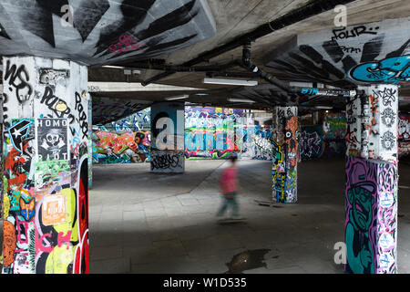 Southbank Skate le long de l'espace Aragon, Londres, UK Banque D'Images