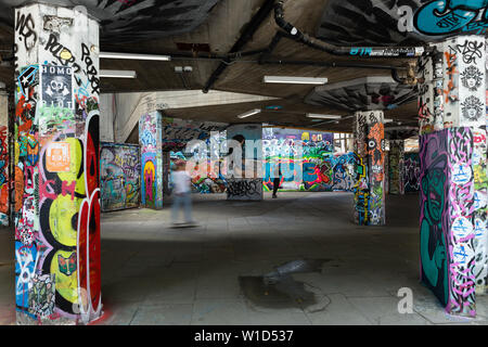 Southbank Skate le long de l'espace Aragon, Londres, UK Banque D'Images