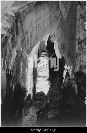 Formations, des stalagmites dans la 'Reine' Chambers, Parc National de Carlsbad Caverns, Nouveau-Mexique. (Orientation verticale), 1933 - 1942 Banque D'Images