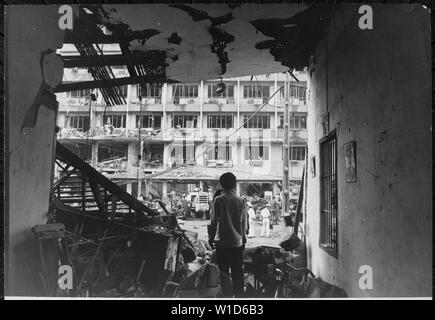 Quatre vietnamiens et de trois américains ont été tués, et des dizaines d'édifices vietnamiens ont été fortement endommagée pendant un Viet Cong attaque à la bombe contre des agents américains à plusieurs étages billet à Saigon., 04/01/1966 ; notes générales : utiliser la guerre et les conflits Numéro 420 lors de la commande d'une reproduction ou demande d'informations sur cette image. Banque D'Images