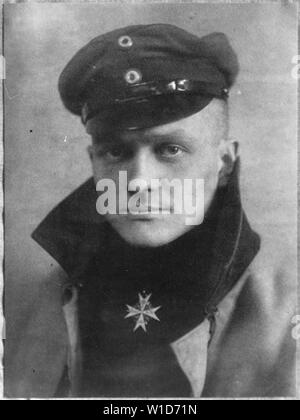 Freiherr von Richtofen Rittmeister. Le Capitaine baron Manfred von Richtofen, vers 1917., ca. 1946 - ca. 1946 ; Manfred von Richthofen de Sanke # 503, publié 1917/1918.[1] Notes générales : utilisation de la guerre et des conflits Nombre 497 lors de la commande d'une reproduction ou demande d'informations sur cette image. Banque D'Images