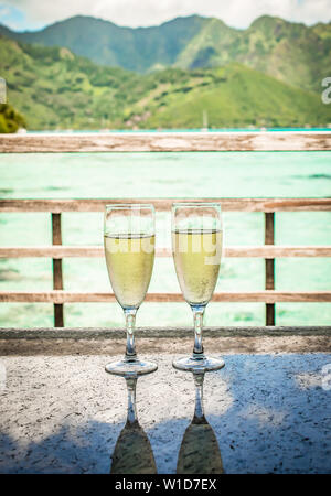 Deux verres de vin mousseux sur une destination de vacances de l'été tropical. Banque D'Images