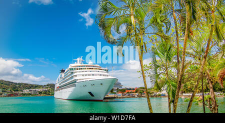 Bateau de croisière amarré à Castries, Sainte-Lucie, îles des Caraïbes. Banque D'Images