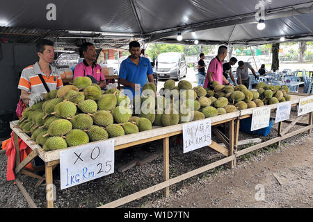 Kuala Lumpur, Malaisie, le 2 juillet 2018 - Les sections locales s'assemblant à durian bloquer en cours de semaine à Durian stalle, où ils servant différents type de durian un tel Banque D'Images