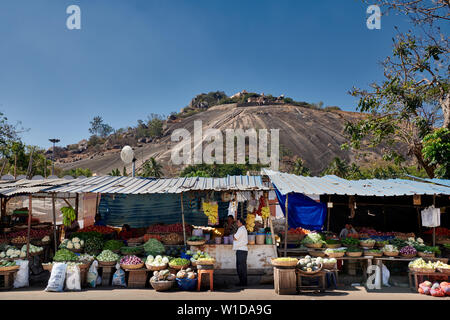 Marché en face de la colline raide à Shravanabelagola Jain temple avec d'énormes Gommateshwara statue, Hassan, Karnataka, Inde Banque D'Images