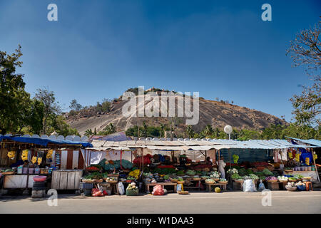 Marché en face de la colline raide à Shravanabelagola Jain temple avec d'énormes Gommateshwara statue, Hassan, Karnataka, Inde Banque D'Images