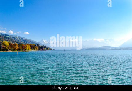 Carte postale incroyable vue sur le lac de Thoune (Thunersee, Thuner See), montagnes des Alpes, l'Eiger, la Jungfrau, le Mönch Mönch (Moench). Thoune, dans le canton de Berne, Suisse. Banque D'Images