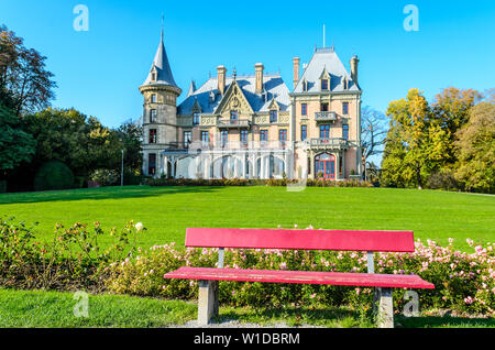 Thun, Suisse - 28 octobre 2014 : sur le lac de Thoune Château Schadau (Thunersee, Thuner See), rouge, rose banc Banque D'Images