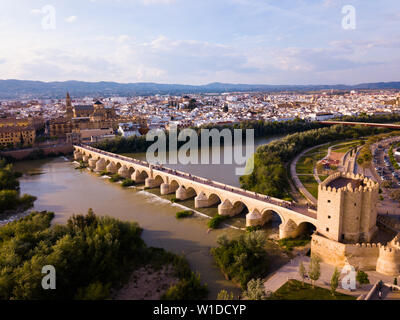 Vue panoramique aérienne moderne de la ville de Cordoue sur les rives de la rivière Guadalquivir avec piétons ancien pont romain et de la mosquée-cathédrale, Espagne Banque D'Images