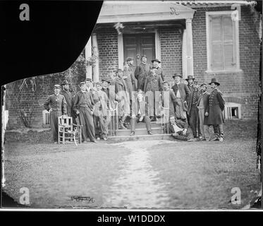 Général Godfrey Weitzel et personnel de ninteen; portée et contenu: Général Godfrey Weitzel et personnel de ninteen, reconnu. 1. Col. Loomis L. Langdon, 2 et 3 non recog., 4. Capitaine John E. Remington, 5. Lieut. De Pryster, 6. Capitaine Henry C. Lockwood, 7. Pas dans le catalogue, 8. Maj. Atherson H. Stevens, 9. Chirurgien Norton Felson, 10. Lieut. Colonel Daniel D. Wheeler, 11. Capitaine T. E. graves (Maj. Kmmons E. ?), 12. Général George O. Shepley, 13. Lieut. Colonel Charles Wheaton, 14. Maj. Wm. E. Furness, 15. Capitaine Horace B. Fitch, 16. Capt Lewis Weitzel, 17. Et 18. Non reconnu, 19. Lieut. Samuel Munson, 20. Ed. Maj Banque D'Images