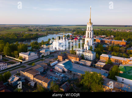 Vue aérienne de la cathédrale de la résurrection sur banque du Teza River dans la ville russe de l'oblast d'Ivanovo, Shuya Banque D'Images