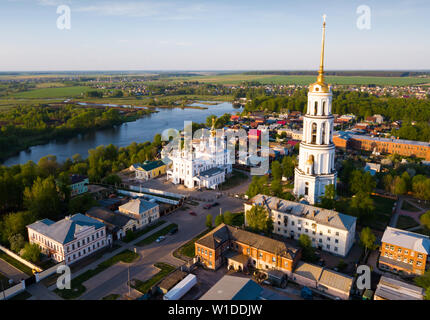 Vue aérienne de la cathédrale de la résurrection sur banque du Teza River dans la ville russe de l'oblast d'Ivanovo, Shuya Banque D'Images