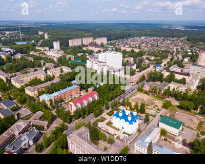 Vue panoramique aérienne du paysage urbain moderne de Voskresensk donnant sur l'icône de l'église de la Mère de Dieu de Jérusalem, la Russie Banque D'Images
