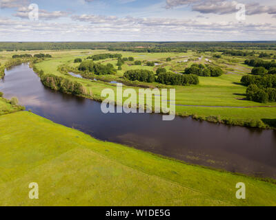 Vue aérienne de prés du Golfe dans la plaine inondable de la rivière Oka en Russie Banque D'Images