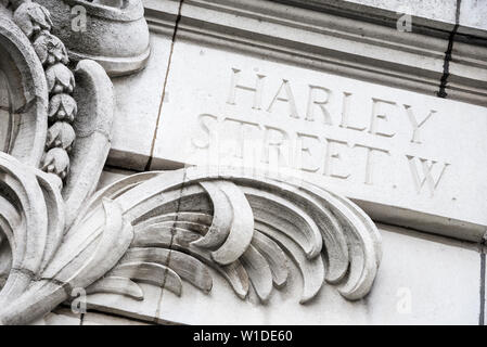 Harley Street, West London, panneau de chemin de centre médical privé de renommée mondiale en pierre ornée Banque D'Images