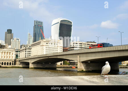 Londres/UK - septembre 7, 2014 : White mouette debout sur une rivière avec la City de Londres, la Tamise et le pont de Londres en arrière-plan. Banque D'Images