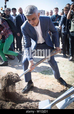 Maire de Londres Sadiq Khan casse la terre au Queen Elizabeth Olympic Park à Stratford East London pour signaler le début des travaux de construction à East Bank, une nouvelle destination pour la culture et l'éducation, en rejoignant l'école les enfants de Hackney et de Newham à enterrer une capsule de temps. Banque D'Images