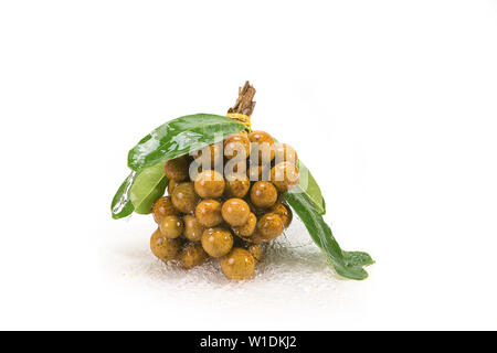 Longane dimocarpus longan (frais), isolé sur fond blanc Banque D'Images