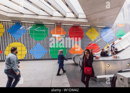 Londres - le 26 juin 2019 : les gens et des escaliers escaliers à Tottenham Court Road train station in London Underground Banque D'Images