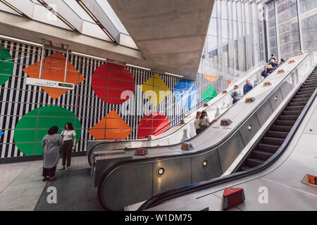 Londres - le 26 juin 2019 : les gens et des escaliers escaliers à Tottenham Court Road train station in London Underground Banque D'Images