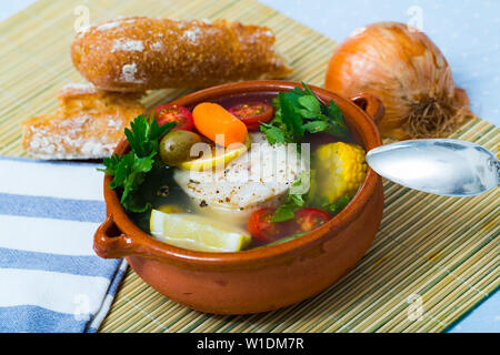 Une recette d'un potage de pêcheur : faire bouillir le bouillon de tête de morue. Ajouter les pommes de terre, les carottes, les échalotes, le maïs, le poisson steak 200 g, sel, poivre. Mettre à cuire au four, fo Banque D'Images