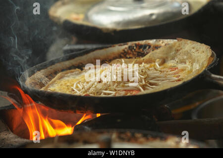 Les crêpes vietnamiennes Banh Xeo (crêpes) à base de farine de riz, remplies de crevettes et de germes de soja, sont des aliments populaires de la rue au Viet Nam Banque D'Images