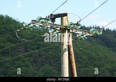 Poteaux en bois et de fils électriques et les fils de téléphone Banque D'Images