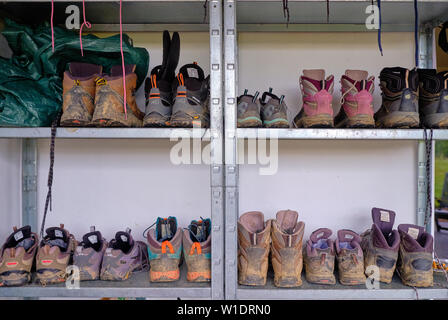 Collection de chaussures de randonnée à l'extérieur un pilgrim hostel sur le Camino de Santiago Banque D'Images