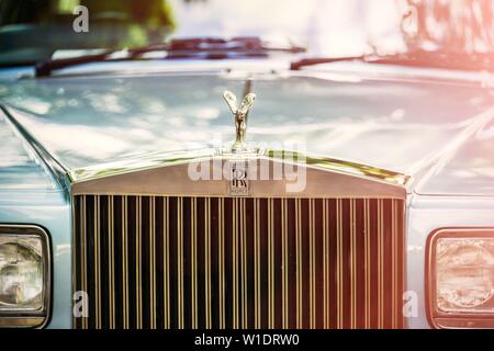 Bedford, Bedfordshire, Royaume-Uni 2 juin 2019 Fragment de Rolls-Royce. Rolls-Royce Motor Cars Limited est un fabricant d'automobiles de luxe britannique Banque D'Images