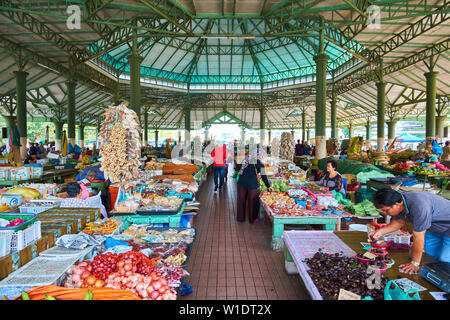 Le principal marché alimentaire local central à Bintulu, Bornéo, Malaisie. Banque D'Images