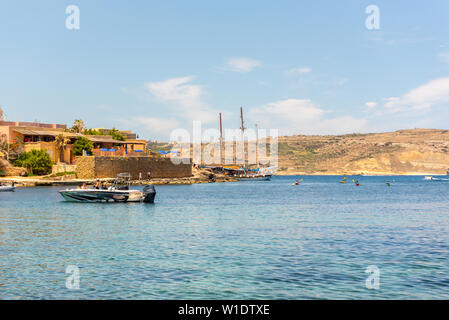 Panorama sur les eaux bleues de la plage de Santa Maria à Santa Marija Bay, Comino, Malte. Banque D'Images