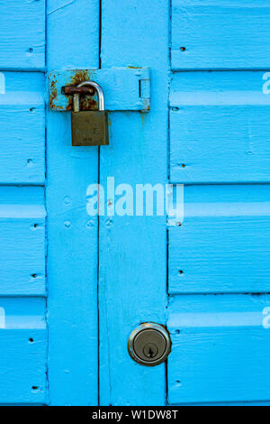 Portes cadenassées sur des hangars. Banque D'Images