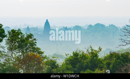 Angkor Wat journée ensoleillée façade principale ossature au milieu de vert forêt. Le téléobjectif de Phnom Bakheng. Temple de renommée mondiale au Cambodge, voyage touristique des Banque D'Images