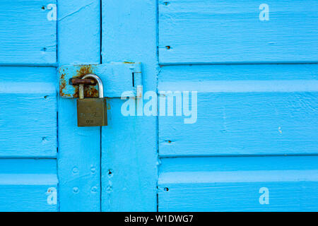 Portes cadenassées sur des hangars. Banque D'Images