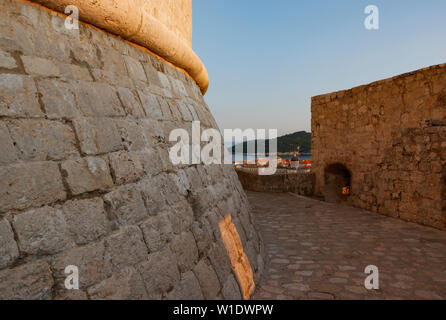 Vue de la ville de mur montrant surround Minceta tour à lumière chaude à partir de l'établissement,soleil,Croatie Dubrovnik Banque D'Images